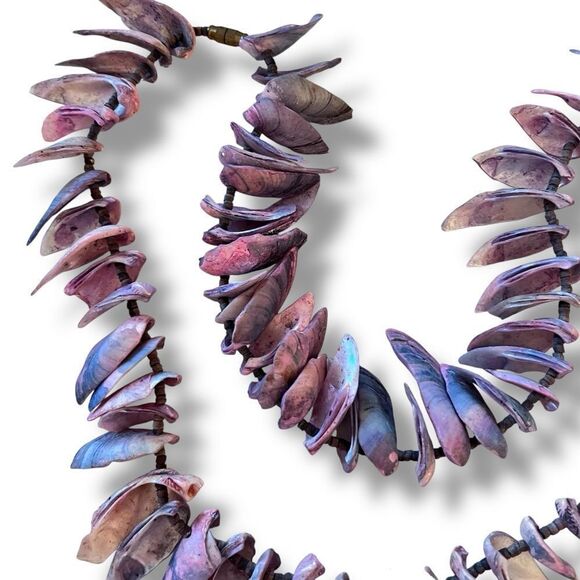 Vintage Mother of Pearl Purple Shell Necklace - Picture 3 of 5